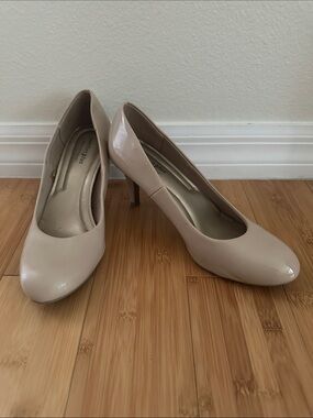 comfort plus by Predictions Nude Patent Mid Heel Pumps